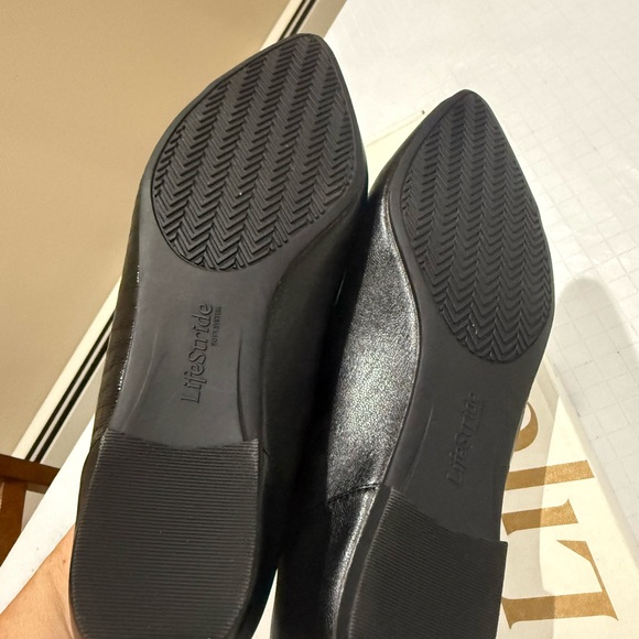 Life Stride Black Leather Women's Loafers - Picture 4 of 6